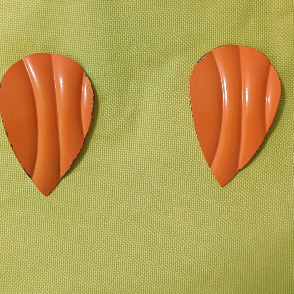 vintage orange ridged metal/enamel post earrings
